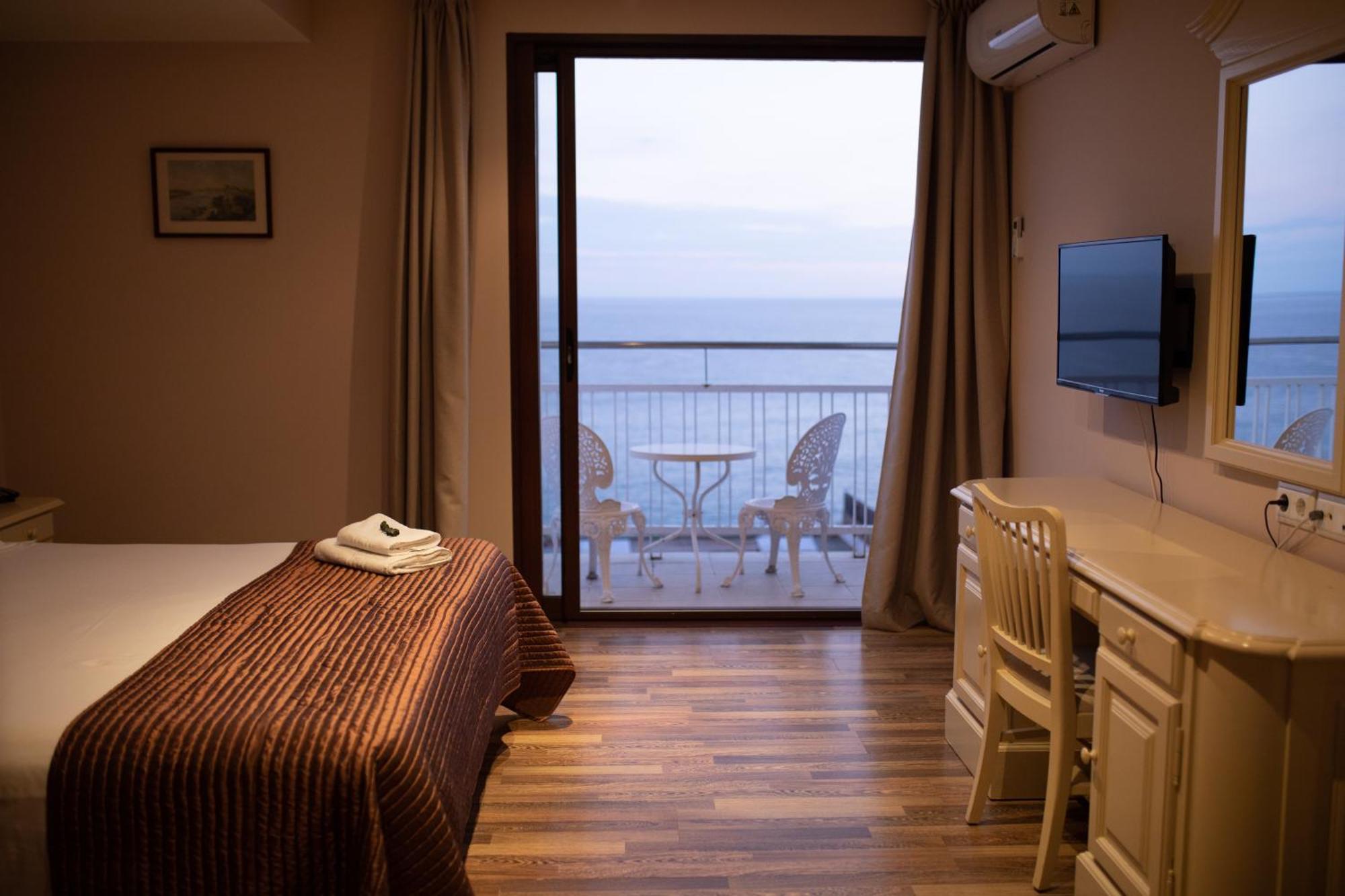 Hotel Roger De Flor By Seleqtta Lloret de Mar Bagian luar foto